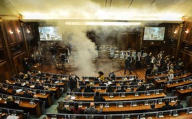پرتاب گاز اشک‌آور نشست پارلمانی کوزوو را منحل کرد