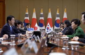 نشست رهبران کره‌جنوبی و ژاپن با هدف از بین بردن تنش‌های گذشته