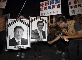 اعتراض تایوانی‌ها به سفر رئیس‌جمهورشان به سنگاپور برای دیدار با شی جینپینگ