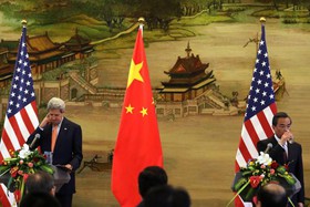 وزیر خارجه چین از کارتر به کری شکایت کرد / هشدار موگرینی