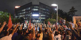 تظاهرات گسترده در آنکارا و استانبول در حمایت از روزنامه‌نگاران افشاگر روزنامه جمهوریت