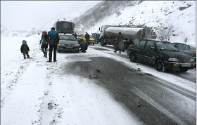 امداد‌رسانی به سرنشینان 26 خودرو گرفتار در برف و کولاک محور اردبیل - سراب