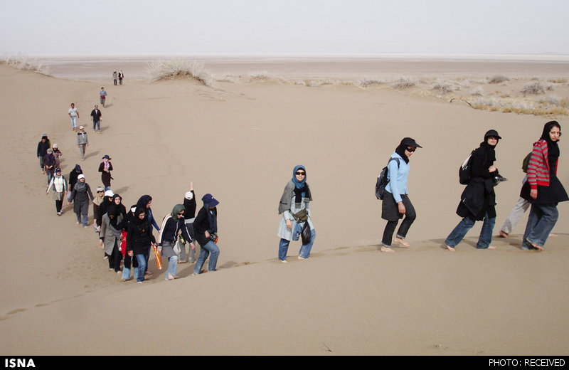 Image result for چهار گردشگر در کویر مرنجاب