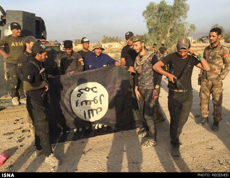 بیرق سرنگون داعش+داستان عکس