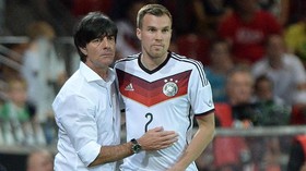 1453303722808_ein-bild-aus-besseren-tagen-bundestrainer-jogi-loew-li-und-kevin-grosskreutz-.jpg