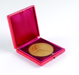 1453544433526_Chamonix 1924 gold medal in case.png