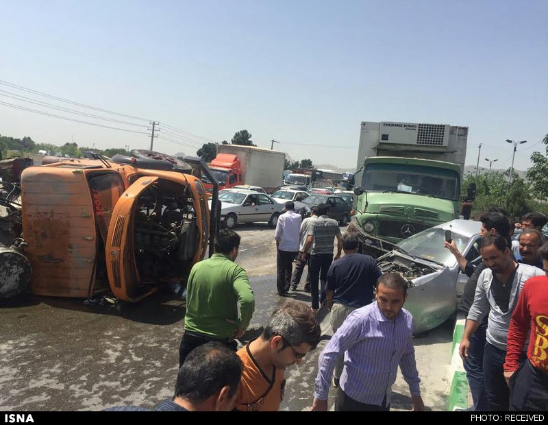 تصادف زنجیره‌ای 12 خودرو در مشهد