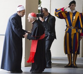 1464011060595_ap-pope-meets-with-al-azhar-imam-in-sign-of-renewed-relations.jpg