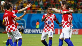 برتری کرواسی برابر کامرون در نیمه نخست/ هافبک بارسا اخراج شد