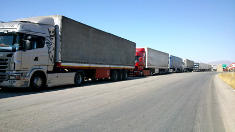 صف طولانی کامیون‌ها در مرز بازرگان