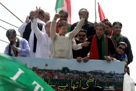عمران خان: تا برکناری نواز شریف مقابل پارلمان می‌ایستیم