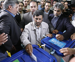 احمدي نژاد در پاي صندوق اخذ راي 3313-1.jpg
