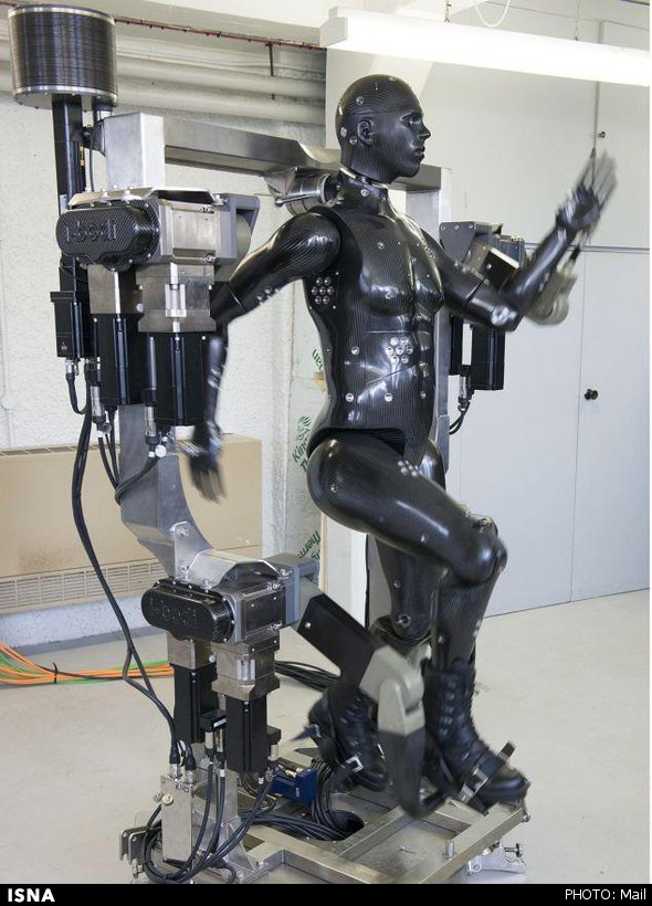 آزمایش لباس‌های زیستی و شیمیایی سربازان با مانکن رباتیک 