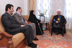 دیدار رئیس‌جمهور با خانواده شهید و جانباز ۷۰ درصد اهل تسنن