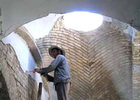 بازاریان، سقف بازار هنر اصفهان را مرمت می‌کنند