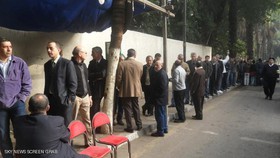 حمله حامیان اخوان‌المسلمین به رای‌دهندگان مصری/ تعطیلی دو مقر انتخاباتی