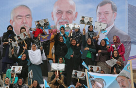 آغاز انتخابات ریاست جمهوری افغانستان/ کرزای رای خود را در صندوق رای‌گیری انداخت