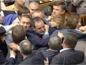 زد و خورد نمایندگان پارلمان اوکراین
