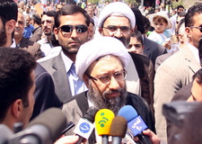 آملی‌لاریجانی: ملت ایران با تحریم و تهدید به زانو در نمی‌آید