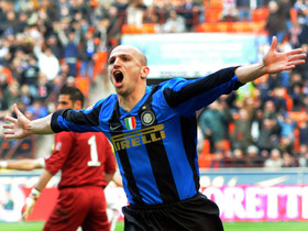 Inter-v-Reggina-Esteban-Cambiasso-goal_happy.jpg