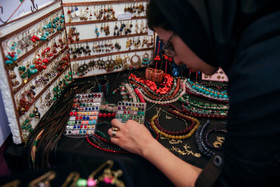 عرضه محصولات تولیدی زنان سرپرست خانوار در بازارچه انجمن بانوان دیپلمات