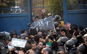 درب سفارت انگلیس در تهران آبی‌تر شد