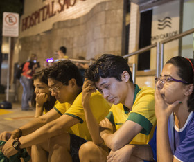تجمع هواداران برزیل مقابل بیمارستان/ یک ملت نگران نیمار