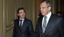 راسموسن دبیرکل ناتو و سرگئی لاوروف Novosti-1.jpg