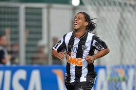 Ronaldinho-celebrates-after-scoring-against-Arsenal-during-their-Libertadores-Cup-match-at-Arena-Independencia-Stadium.jpg