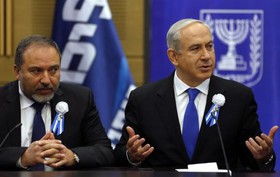لیبرمن معذرت‌ خواهی و استعفای نتانیاهو را خواستار شد