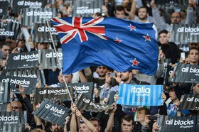 نخست‌وزیر نیوزلند تغییر پرچم را بررسی می‌کند