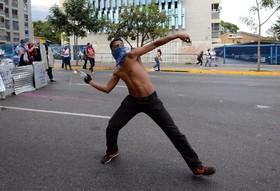 ده‌ها هزار ونزوئلایی‌ به جای کارناوال شادی در تظاهرات شرکت کردند