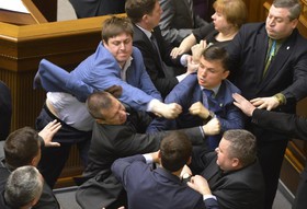 درگیری در پارلمان اوکراین همزمان با حمایت کمونیست‌ها از معترضان حامی روسیه