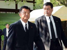 بازدید یک وزیر ژاپنی از معبد جنجالی یاسوکونی