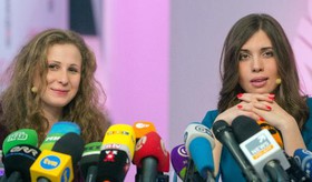 گروه موسیقی دختران روسیه: پوتین برود خودورکفسکی بیاید!
