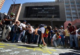 تظاهرات حامیان و مخالفان مادورو در ونزوئلا/ ابراز نگرانی جان کری