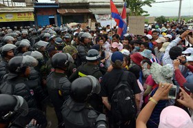 درگیری پلیس کامبوج با کارگران معترض
