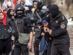 یک کشته در حمله پلیس مصر به تظاهرکنندگان حامی اخوان‌المسلمین/پلیس ده‌ها تن را بازداشت کرد
