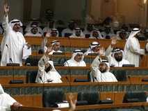 استعفای همزمان 5 نماینده کویتی در اعتراض به عدم استیضاح نخست‌وزیر