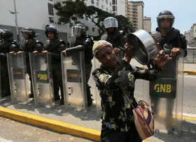 تظاهرات هزاران ونزوئلایی‌ قابلمه به دست!
