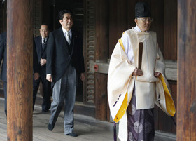 نخست‌وزیر ژاپن به معبد یاسوکونی رفت / پکن سفیر ژاپن را احضار کرد