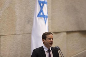 رهبر اپوزیسیون رژیم صهیونیستی: شک دارم که نتانیاهو جسارت داشته باشد