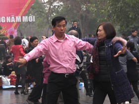 موسیقی و حرکات موزون؛ استراتژی دولت ویتنام در برابر معترضان ضدچینی!