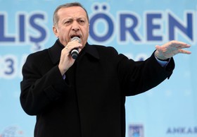 "اردوغان تنها ادعای دموکراسی می‌کند"