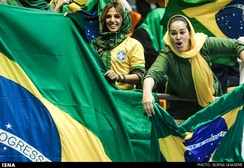 ورود یواشکی دختران ایرانی به استادیوم آزادی 