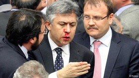 تصویب قانون در پارلمان ترکیه با مشت و لگد!