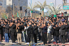 نماز جماعت عزاداران حسینی در ظهر عاشورا