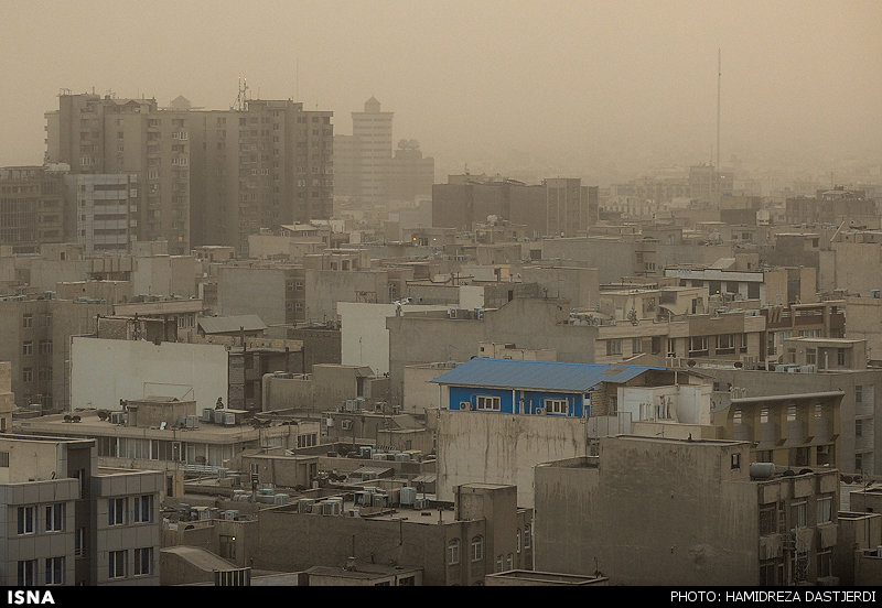 گرد و خاک در آسمان تهران می‌ماند
