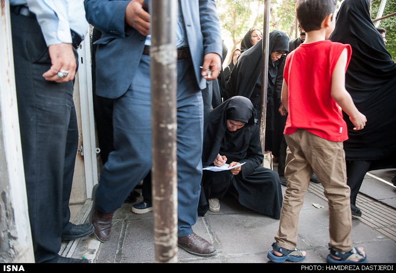 استقبال پرشور در حسینیه، همراهی معنادار در خیابان ولی عصر (عج) / شعار هرچی مرده، احمدی برمی گرده + تصاویر