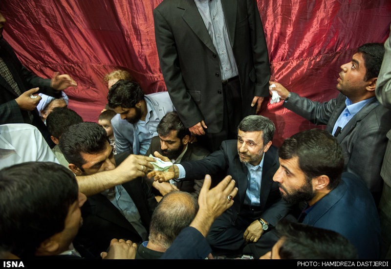 استقبال پرشور در حسینیه، همراهی معنادار در خیابان ولی عصر (عج) / شعار هرچی مرده، احمدی برمی گرده + تصاویر